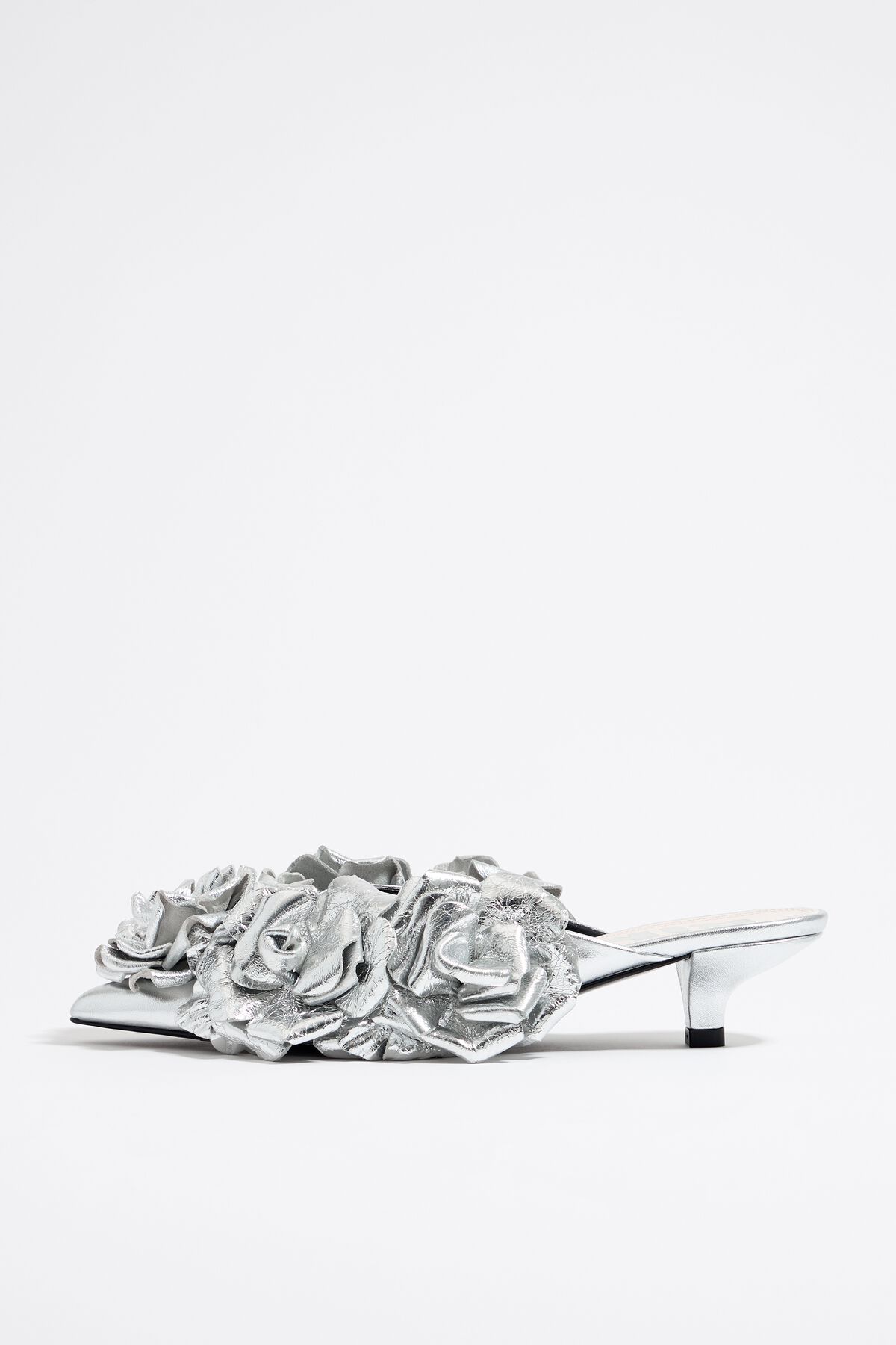 Silver leather court shoe with floral detail