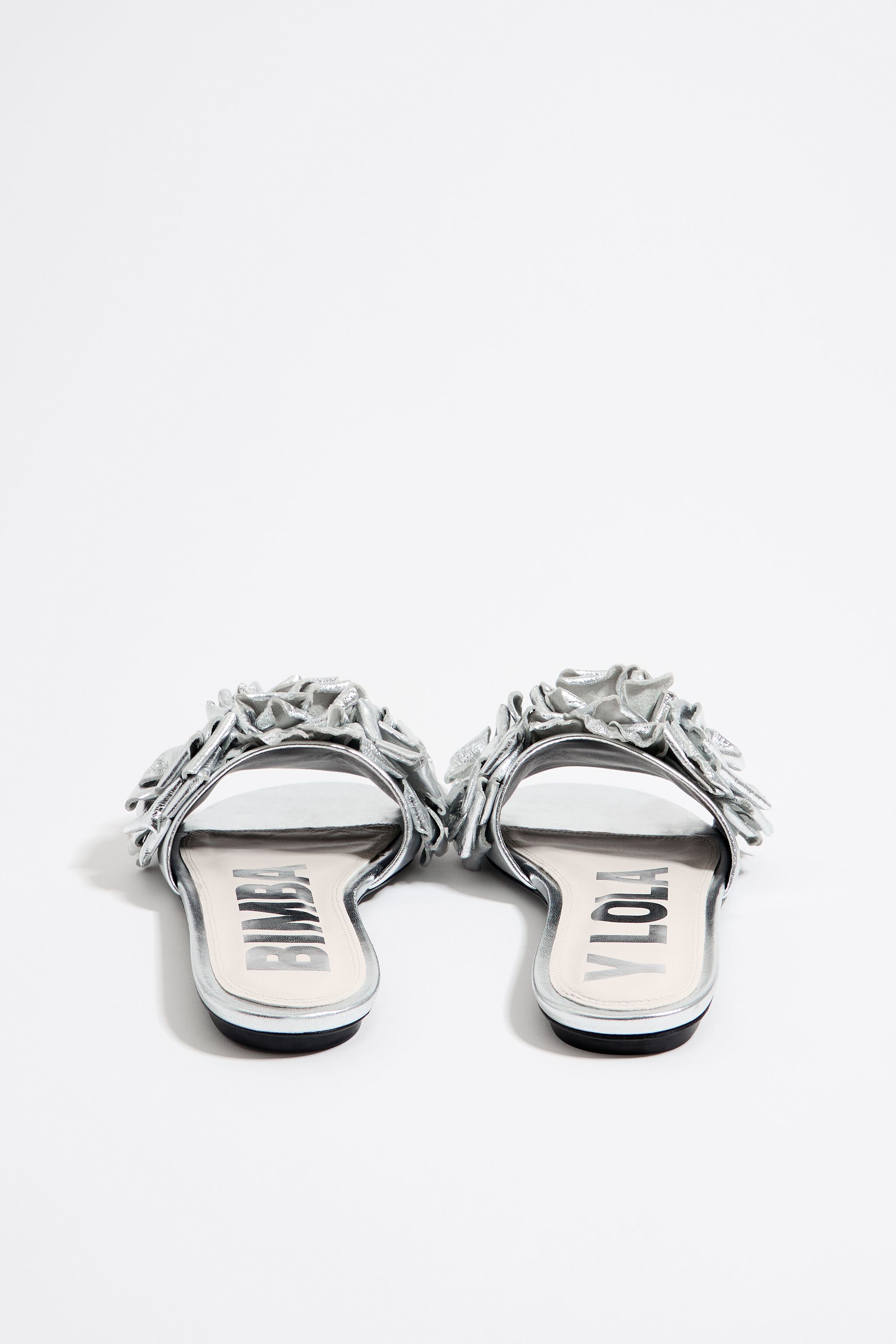 Flat silver leather sandal with floral detail