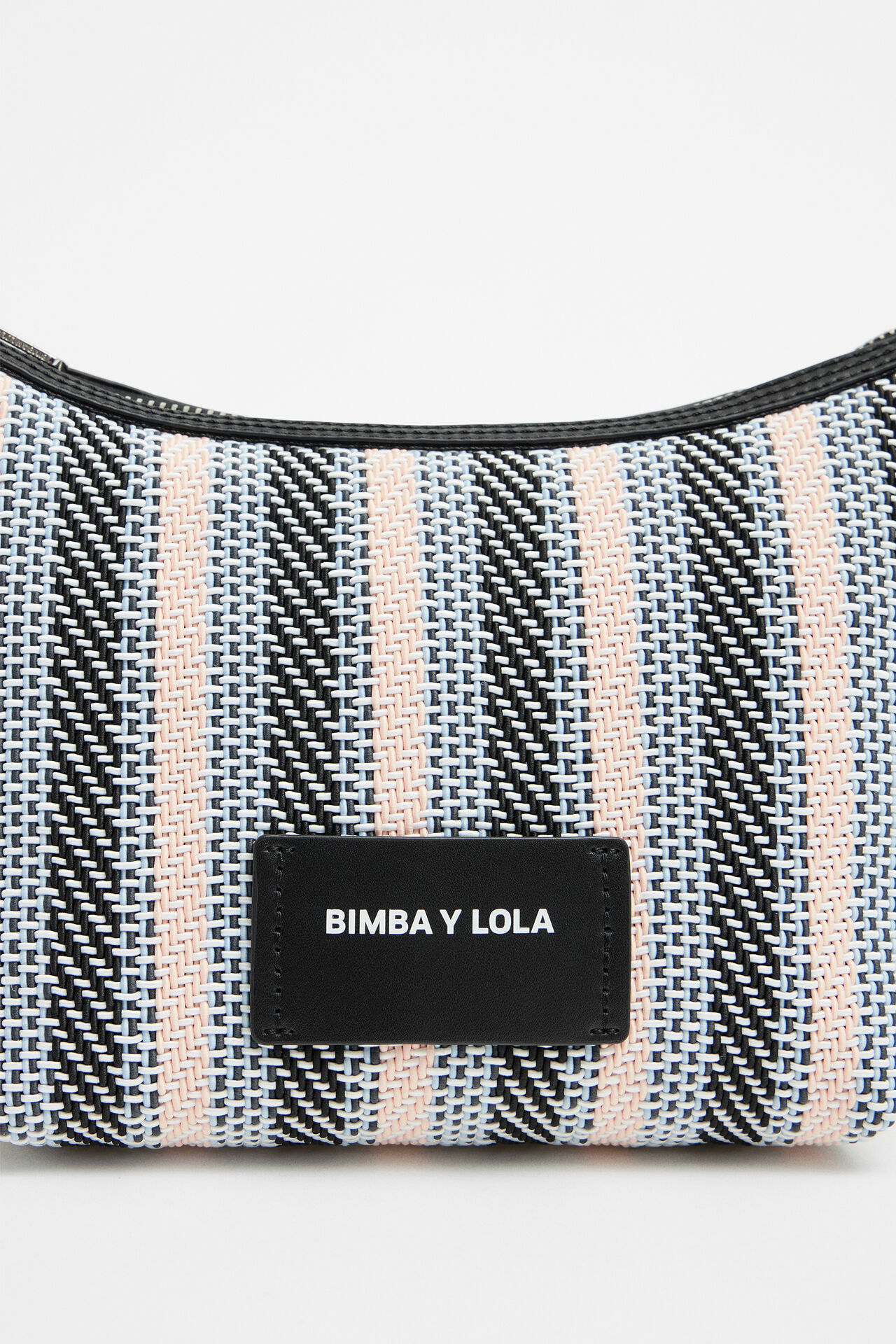 El bolso bandolera trenzado que arrasa en Bimba y Lola es perfecto para los  looks desenfadados